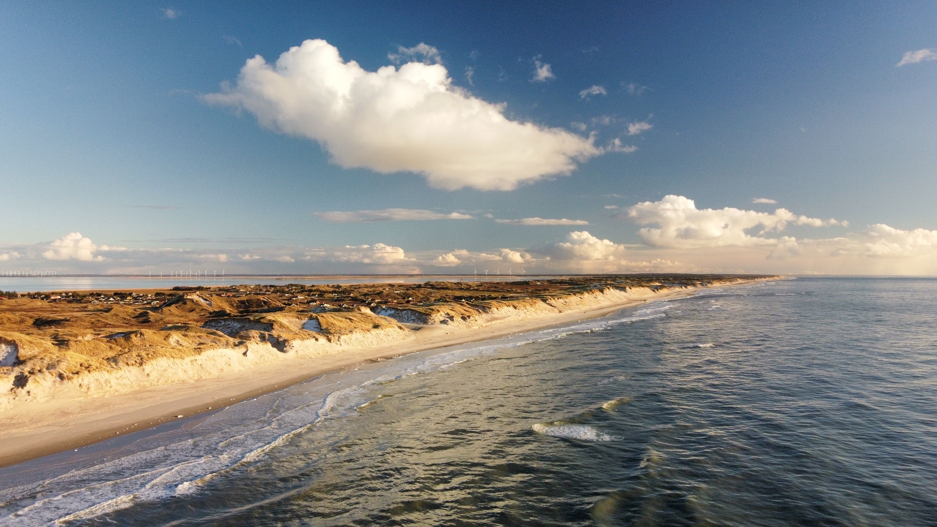 Duinen en strand van Vlieland met uitzicht op de Noordzee